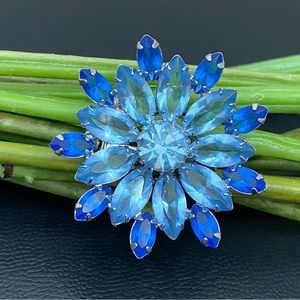 Vintage Unsigned Juliana 2-tone Blue Rhinestones Open Back Flower Brooch 13.7g